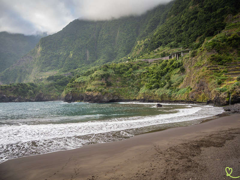 Schwarzer Sandstrand von Seixal Madeira Praia do Porto Cais